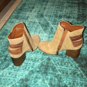 MÍA caramel suede ankle boots